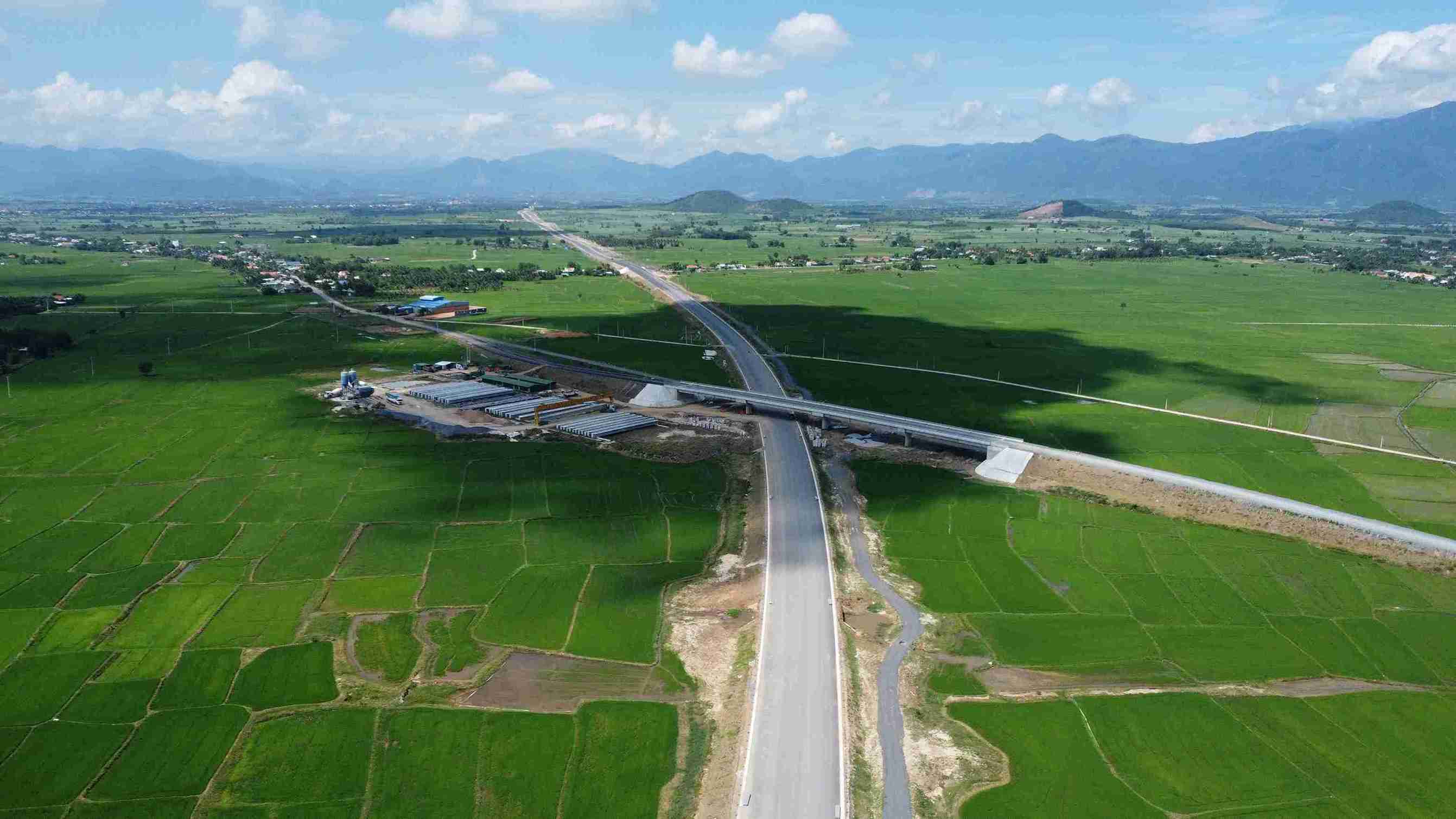 Chu dau tu cho biet, tu thang 5.2025 den nay, thoi tiet tai cong truong nang mua that thuong anh huong den tien do, nhat la o goi thau xay lap so 2 va so 3. De bao dam tien do, chu dau tu da chi dao cac nha thau tang cuong may moc, thiet bi, nhan luc, to chuc thi cong “3 ca, 4 kip”.