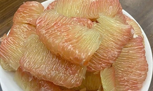 Ăn bưởi trước bữa chính giúp kiểm soát cân nặng. Ảnh: Quang Minh