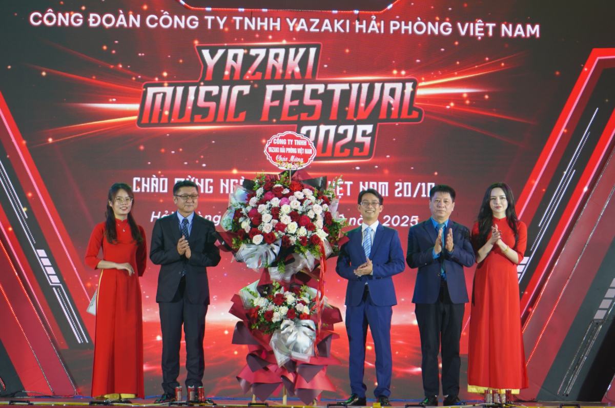 Lanh dao LDLD TP Hai Phong va lanh dao doanh nghiep tang hoa chuc mung Cong doan cong ty. Ảnh: Mai Dung