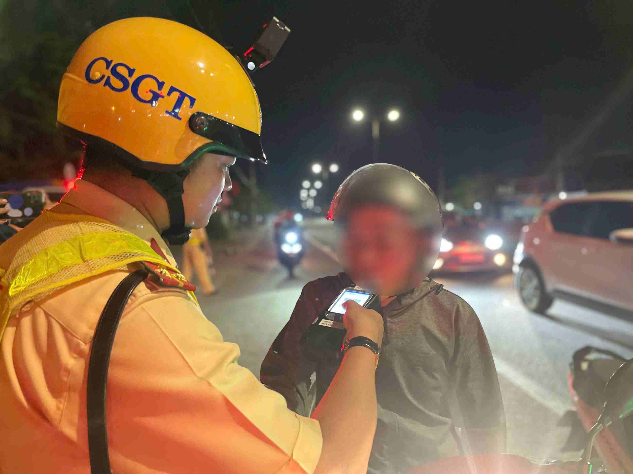 The inspection team of Binh Trieu Traffic Police Team checked the alcohol concentration on National Highway 13. Photo: Dinh Trong