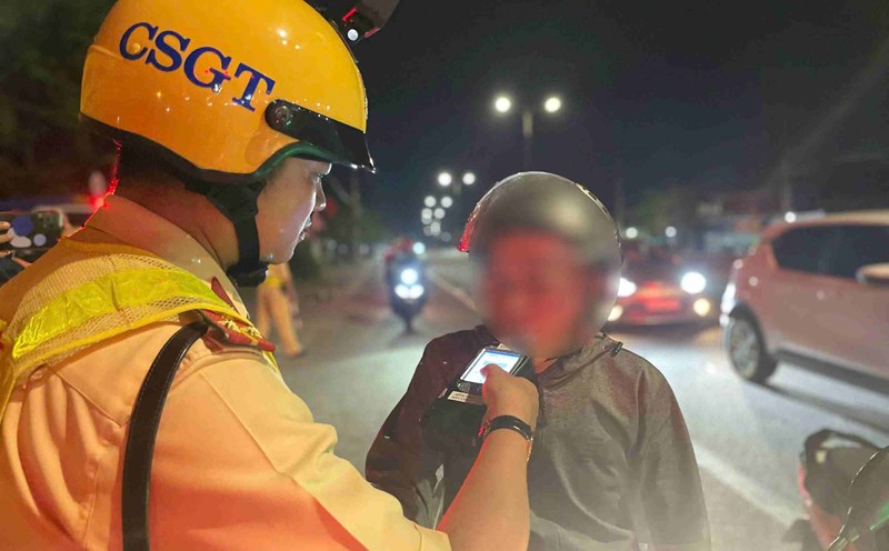The inspection team of Binh Trieu Traffic Police Team checked the alcohol concentration on National Highway 13. Photo: Dinh Trong