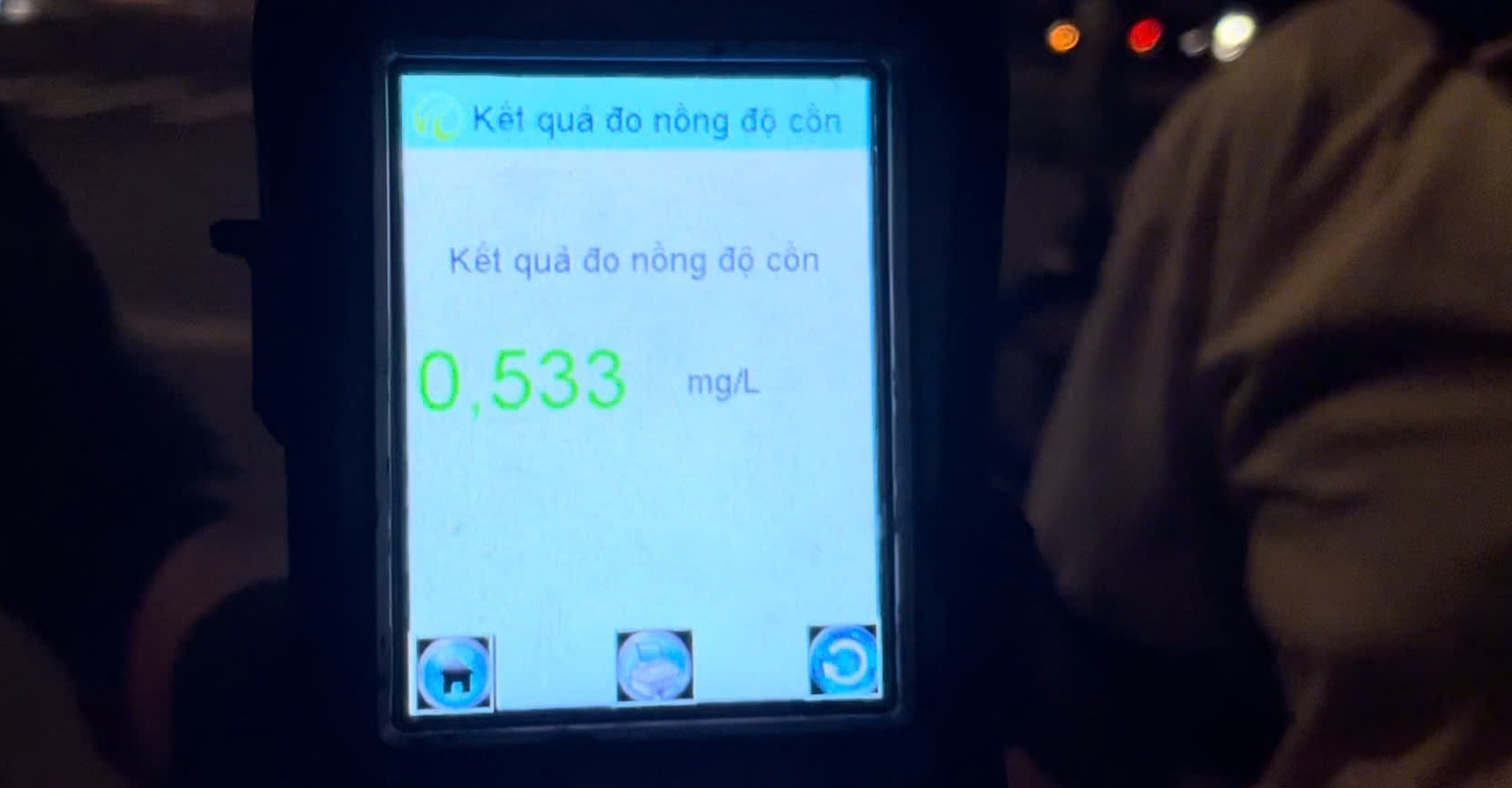 Muc vi pham nong do con cua nguoi dan ong. Anh: Dinh Trong