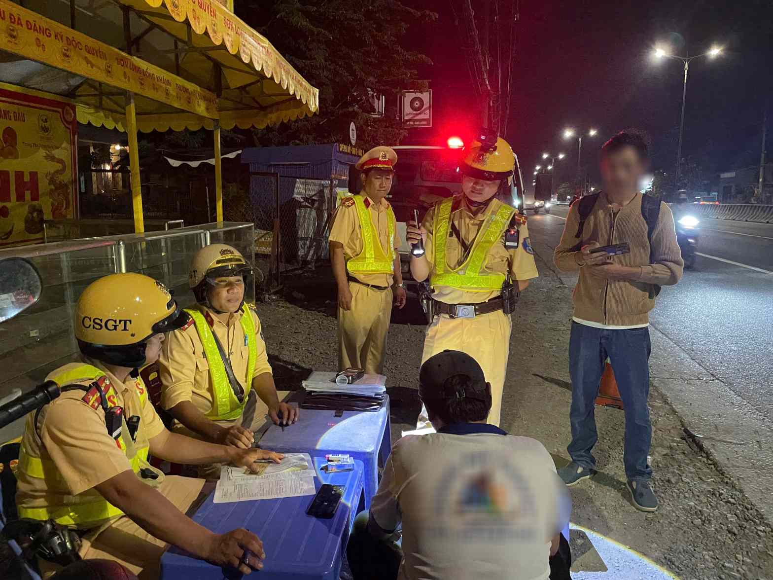 Viec kiem soat chat che vi pham nong do con gop phan keo giam tai nan giao thong. Anh: Dinh Trong