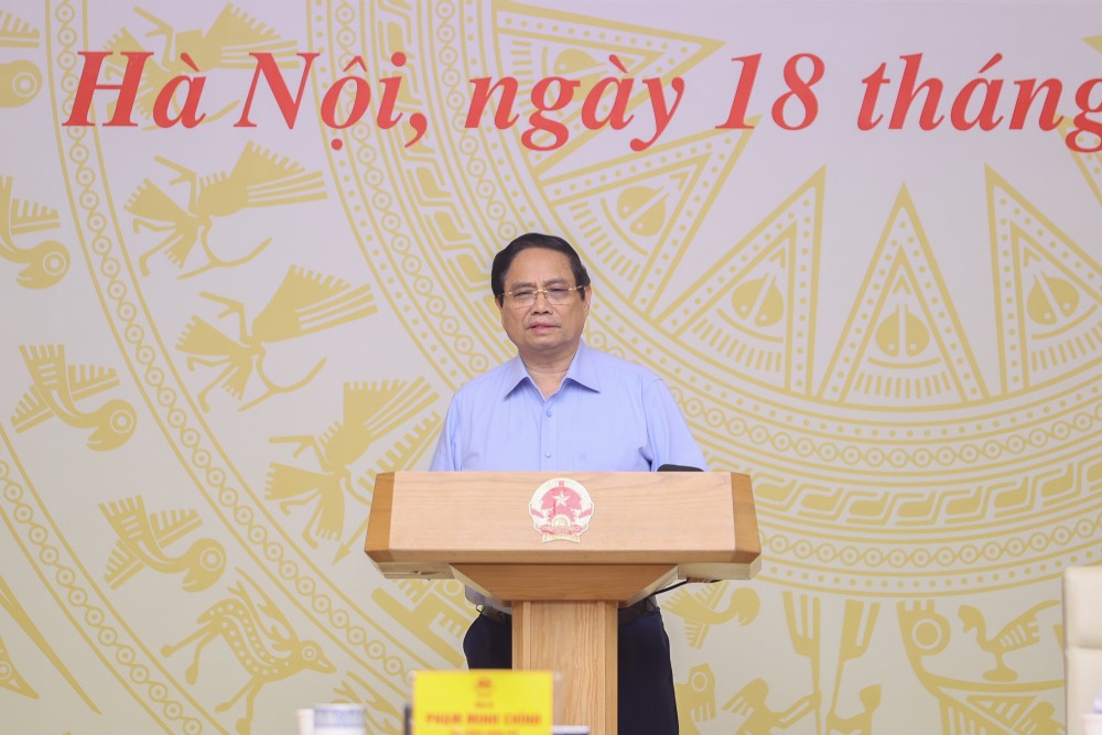 Politburo member and Prime Minister Pham Minh Chinh said that the whole country has only disbursed 455 trillion VND in public investment, reaching 50.7%, low compared to requirements. Photo: VGP/Nhat Bac