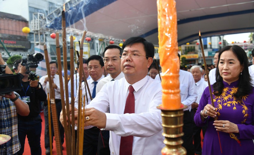 Bi thu Tinh uy An Giang Nguyen Tien Hai dang huong Anh hung dan toc Nguyen Trung Truc. Anh: Phuong Vu