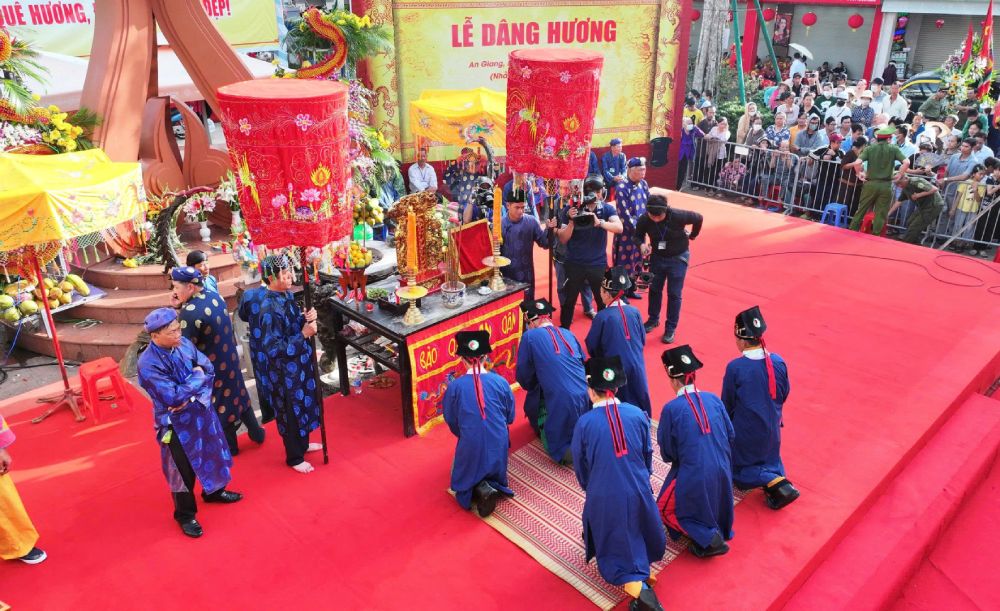 Phan le thuc hien theo nghi thuc co truyen. Anh: Phuong Vu