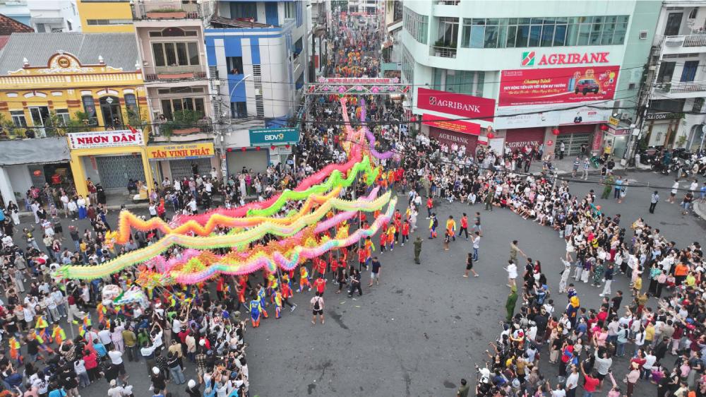 Crowded with people and tourists parading and participating in the incense offering ceremony for National Hero Nguyen Trung Truc. Photo: Phuong Vu