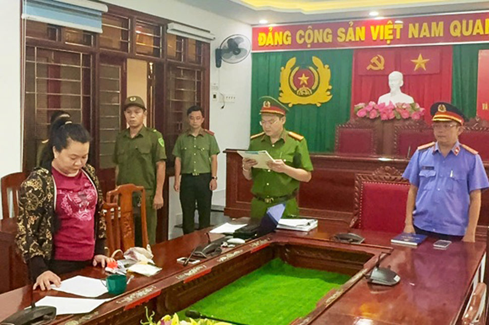 Công an tỉnh Gia Lai thi hành lệnh bắt tạm giam Hồ Thị Mỹ Hạnh. Ảnh: Viện KSND tỉnh Gia Lai