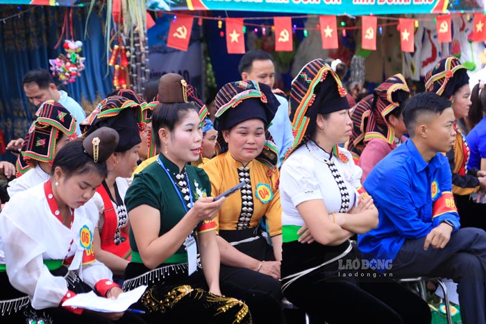 The teams participated in learning about coffee. Photo: Quang Dat