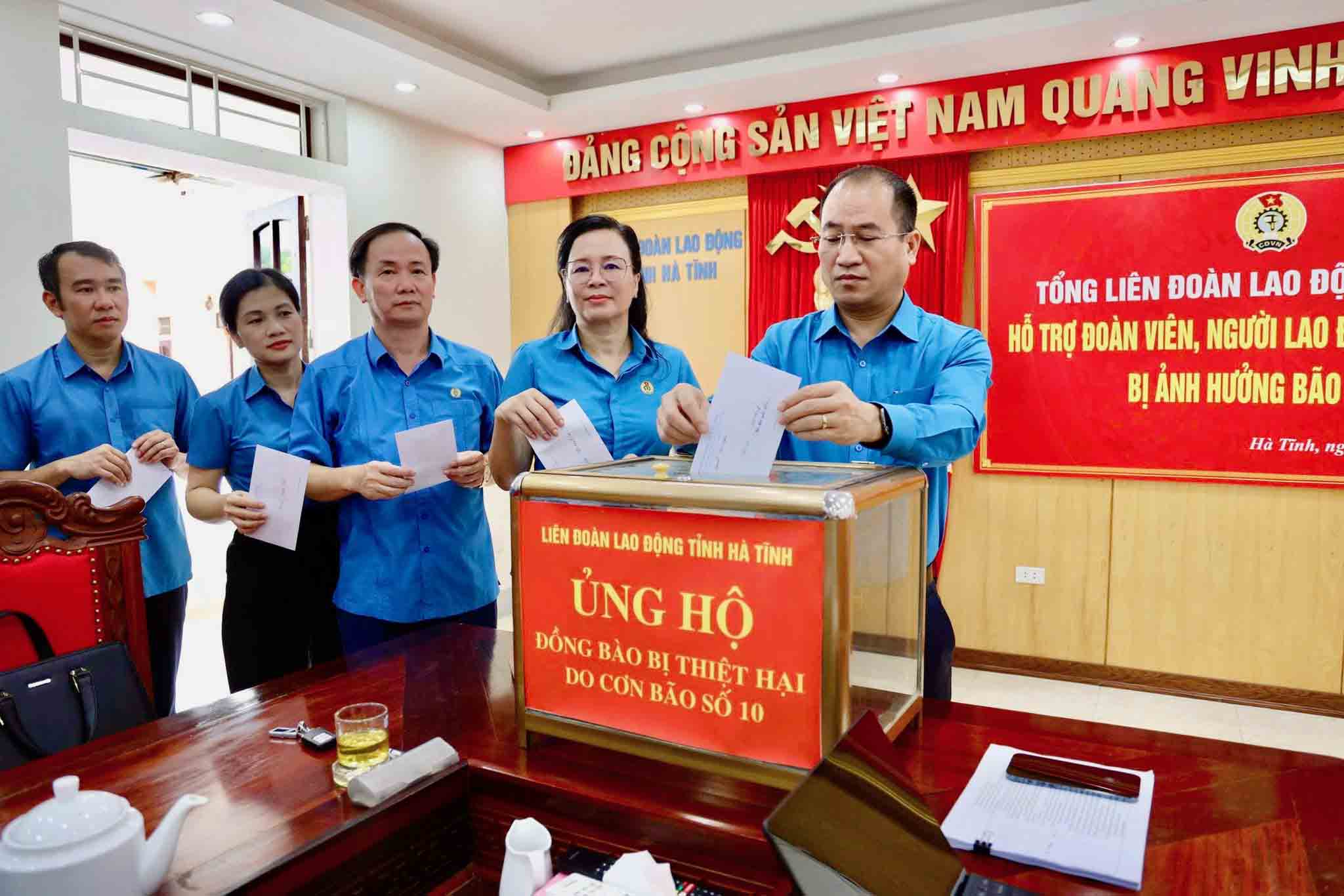 Lanh dao cung can bo Cong doan thuoc LDLD tinh Ha Tinh quyen gop ung ho khac phuc bao so 10. Anh: Mai Anh.