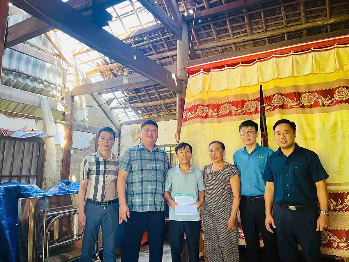 Mitraco Ha Tinh trao ho tro cho doan vien co nha bi hu hai, toc mai do bao. Anh: Nguyen Dung.