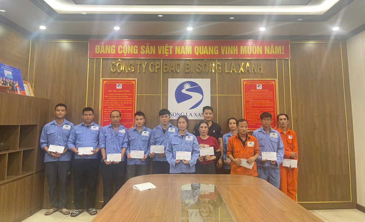Cong ty CP Bao bi Song La Xanh trao ho tro doan vien bi anh huong boi bao so 10. Anh: Duc Tho.
