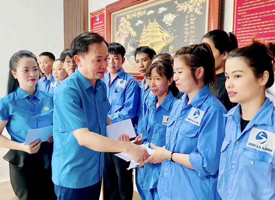 Mr. Ngo Dinh Van - Vice Chairman of the Ha Tinh Provincial Federation of Labor presented support to overcome the consequences of storm No. 10 to union members of Song La Xanh Packaging Joint Stock Company. Photo: Mai Anh.