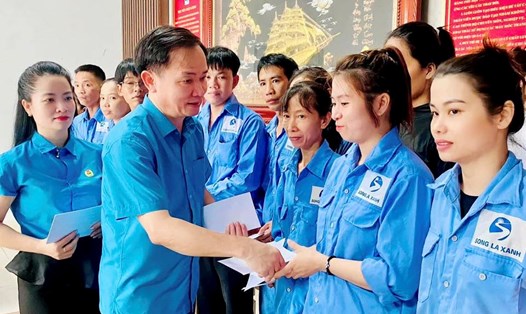 Ông Ngô Đình Vân - Phó Chủ tịch LĐLĐ tỉnh Hà Tĩnh trao hỗ trợ khắc phục hậu quả bão số 10 cho đoàn viên Công đoàn Công ty CP Bao bì Sông La Xanh. Ảnh: Mai Anh.