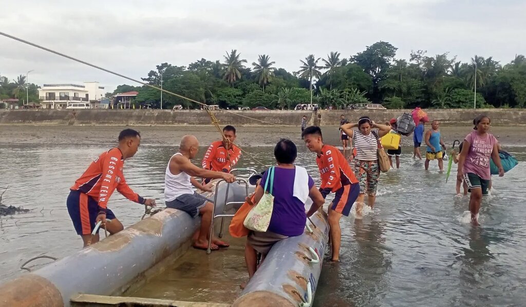 Nguoi dan Philippines di tan tranh thien tai do bao Fengshen (ten dia phuong: Ramil). Anh: Barangay Banawan