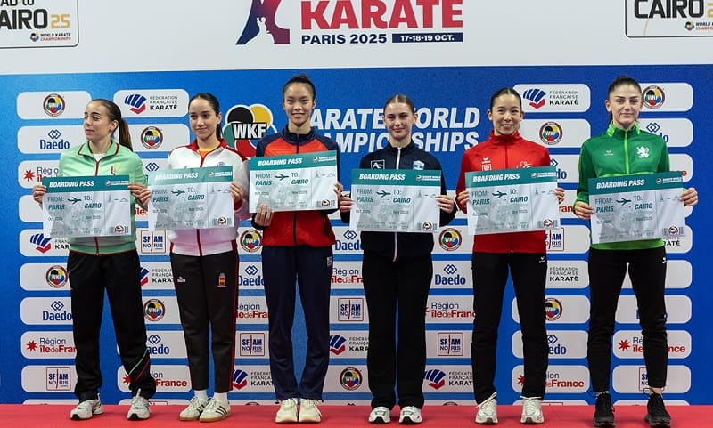 응우옌 티 투 선수(오른쪽에서 4번째)가 베트남 가라테의 공식 출전권을 획득했습니다. 사진: 세계 가라테 연맹