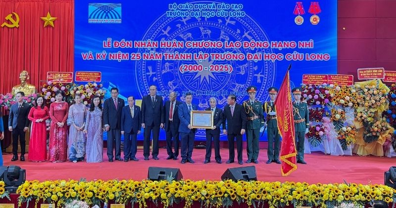 Truong Dai hoc Cuu Long don nhan Huan chuong Lao dong hang Nhi. Anh: Hoang Loc