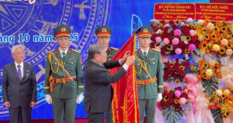 El Sr. Tran Van Ron - Vicepresidente Permanente del Comite Central de Inspeccion entrega la Medalla de Trabajo de Segunda Clase a la Universidad Cuu Long. Foto: Hoang Loc