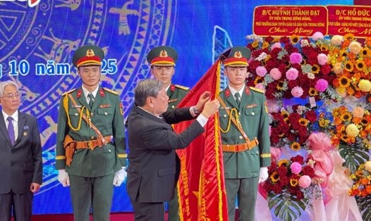 Ông Trần Văn Rón - Phó Chủ nhiệm Thường trực Ủy ban Kiểm tra Trung ương trao Huân chương Lao động hạng Nhì đến Trường Đại học Cửu Long. Ảnh: Hoàng Lộc