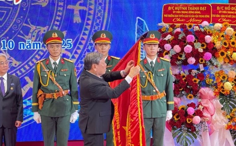 Mr. Tran Van Ron - Permanent Deputy Head of the Central Inspection Committee awarded the Second Class Labor Medal to Mekong Delta University. Photo: Hoang Loc