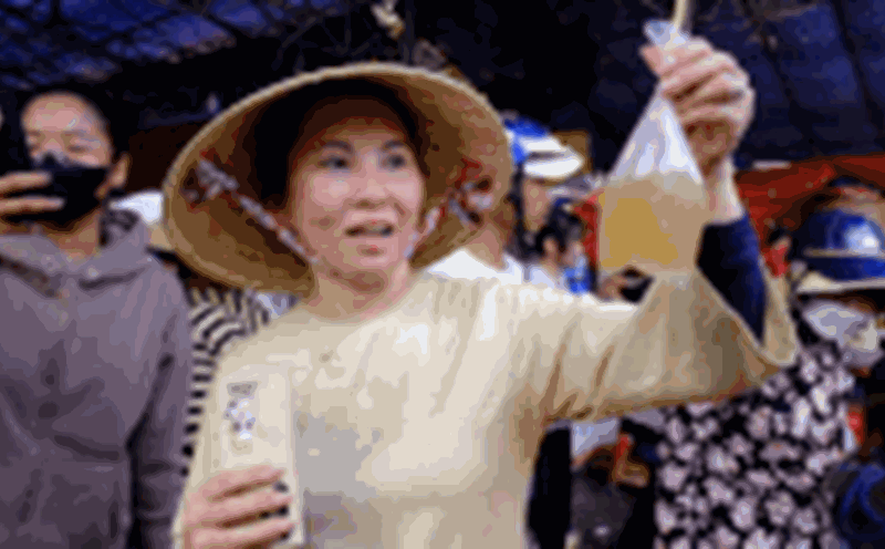 Los turistas que visitan el festival Nguyen Trung Truc son recibidos con atencion y dedicacion como familiares