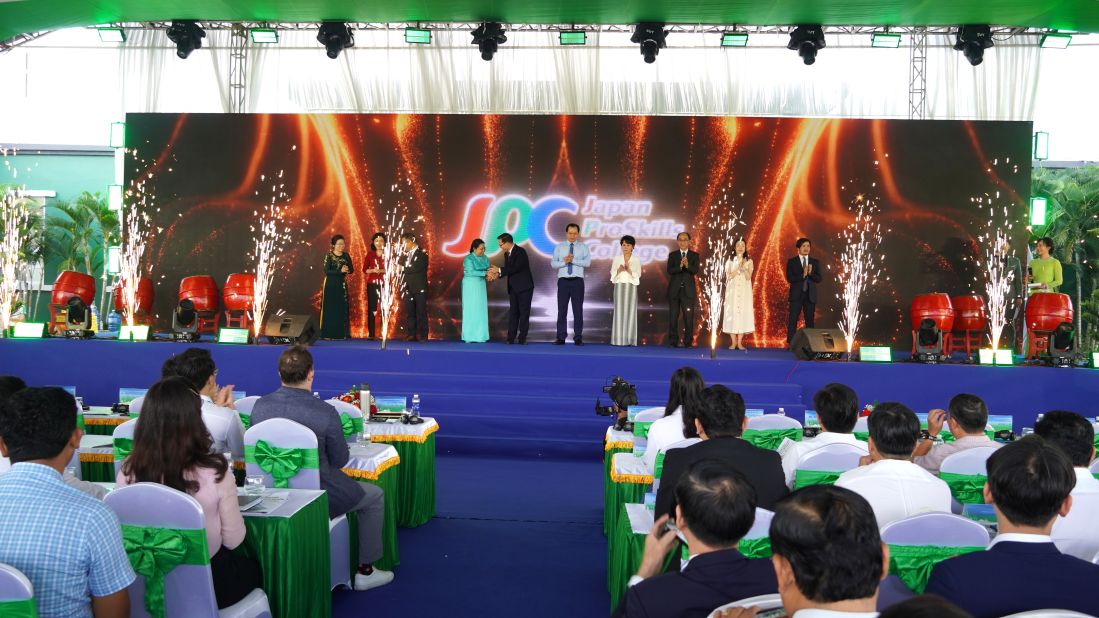 Cac dai bieu thuc hien nghi thuc khanh thanh va khai giang nam hoc 2025 - 2026 cua Truong JPC. Anh: Phuong Anh