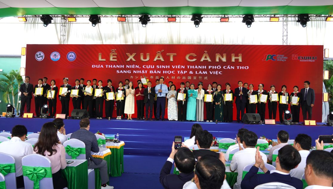 Lanh dao TP Can Tho, Esuhai Group va JPC chuc mung cac em hoc vien xuat canh sang Nhat hoc tap va lam viec. Anh: Phuong Anh