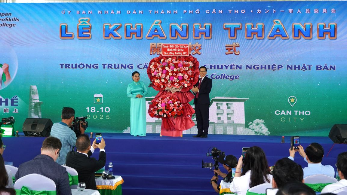 Ba Ho Thi Cam Dao - Pho Bi thu Thanh uy, Chu tich Uy ban MTTQ Viet Nam TP Can Tho tang hoa chuc mung Truong JPC. Anh: Phuong Anh