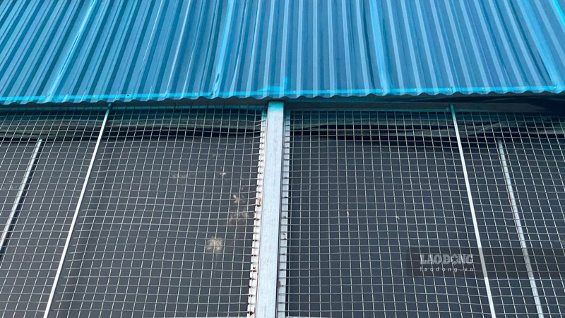 Công trình kiên cố với kè đá vững chắc cùng mái tôn, rào sắt quanh khu vực. Ảnh: Đinh Đại