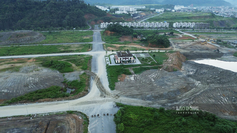 Theo tìm hiểu, Dự án Khu đô thị mới Tân Lập (công bố quy hoạch năm 2018), có tổng diện tích quy hoạch 40,9 ha (trong đó đất ở hiện trạng không giải phóng mặt bằng là 11,4 ha) đang được triển khai tại phường am Đường, giáp Tiểu khu đô thị số 10; giáp Tiểu khu đô thị số 14+15. Hiện tại, dự án này vẫn trong quá trình giải phóng mặt bằng. Ảnh: Đinh Đại