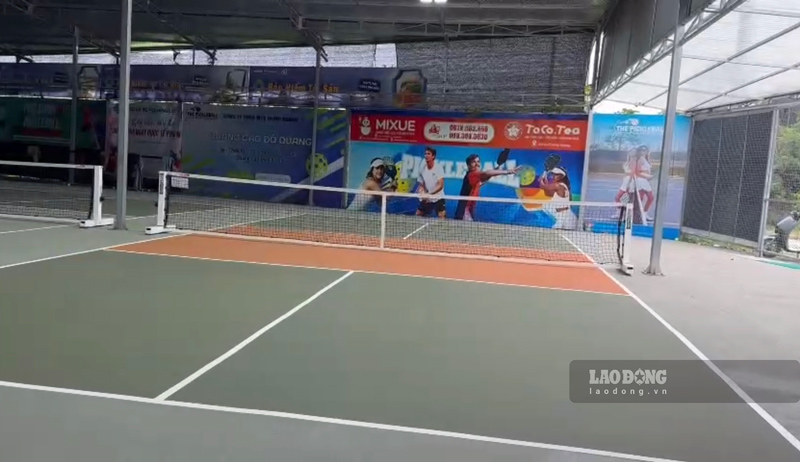 Bên trong khu vực quây tôn được chia làm 3 sân chơi pickleball. Ảnh: Đinh Đại