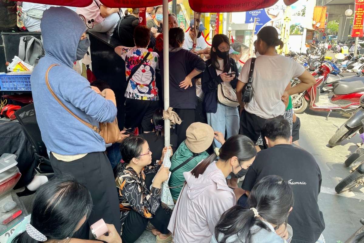 Mac du thong bao tam het hang duoc phat ra tu som nhung nhieu nguoi van quyet tam o lai ngoi cho. Anh: PV