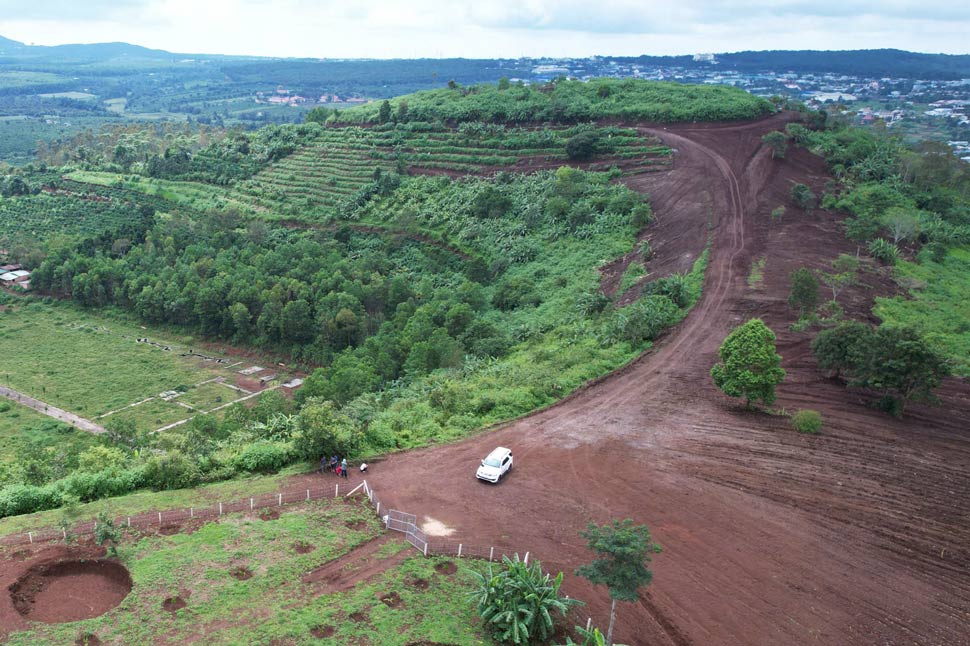 The road to Chu A mountain (Hoi Phu ward, Gia Lai) was arbitrarily leveled by local people. Photo: Hoai Phuong