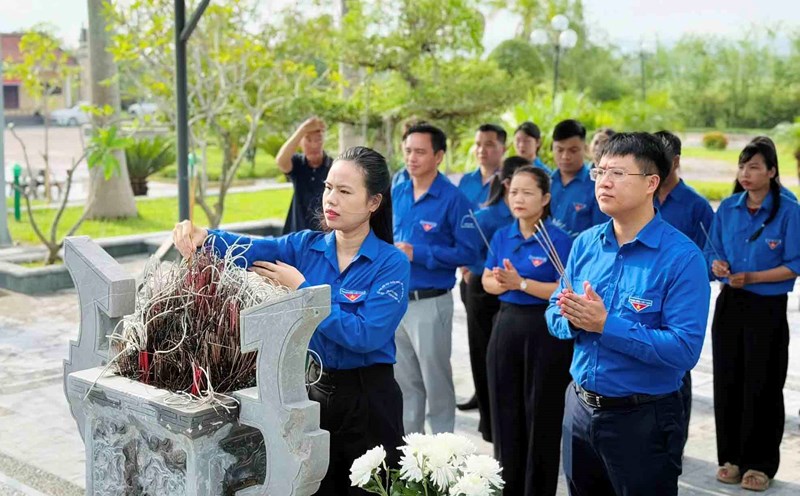 Ha Tinh Provincial Youth Union officials offer incense to commemorate Hero Ly Tu Trong. Photo: Doan Tuan.
