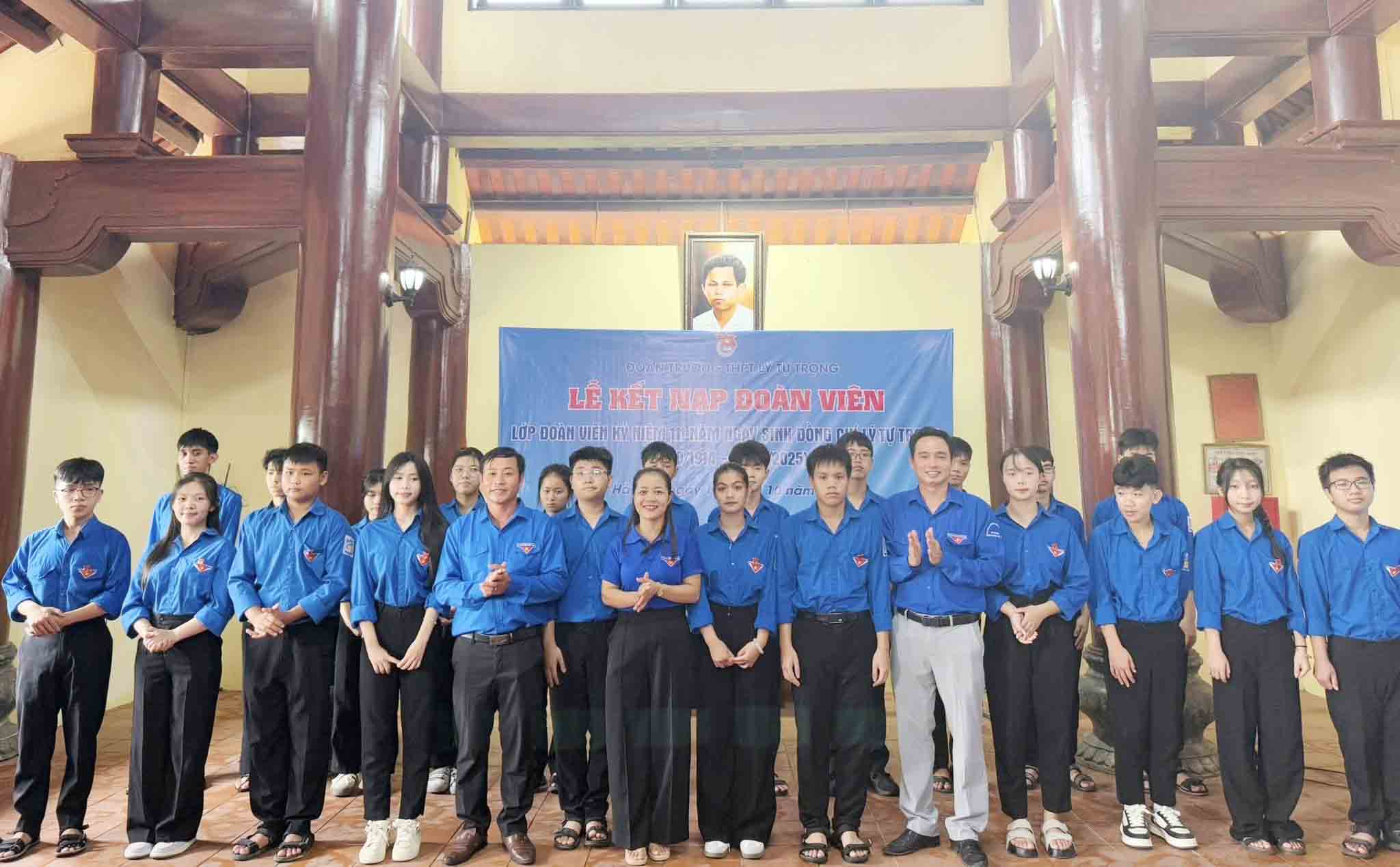 Le ket nap doan vien cho 111 hoc sinh Truong THPT Ly Tu Trong. Anh: Doan Tuan.
