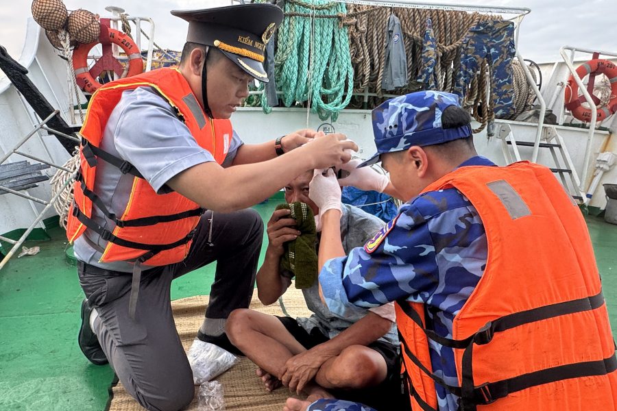 Pre-assist fishermen in distress at sea. Photo: KN201