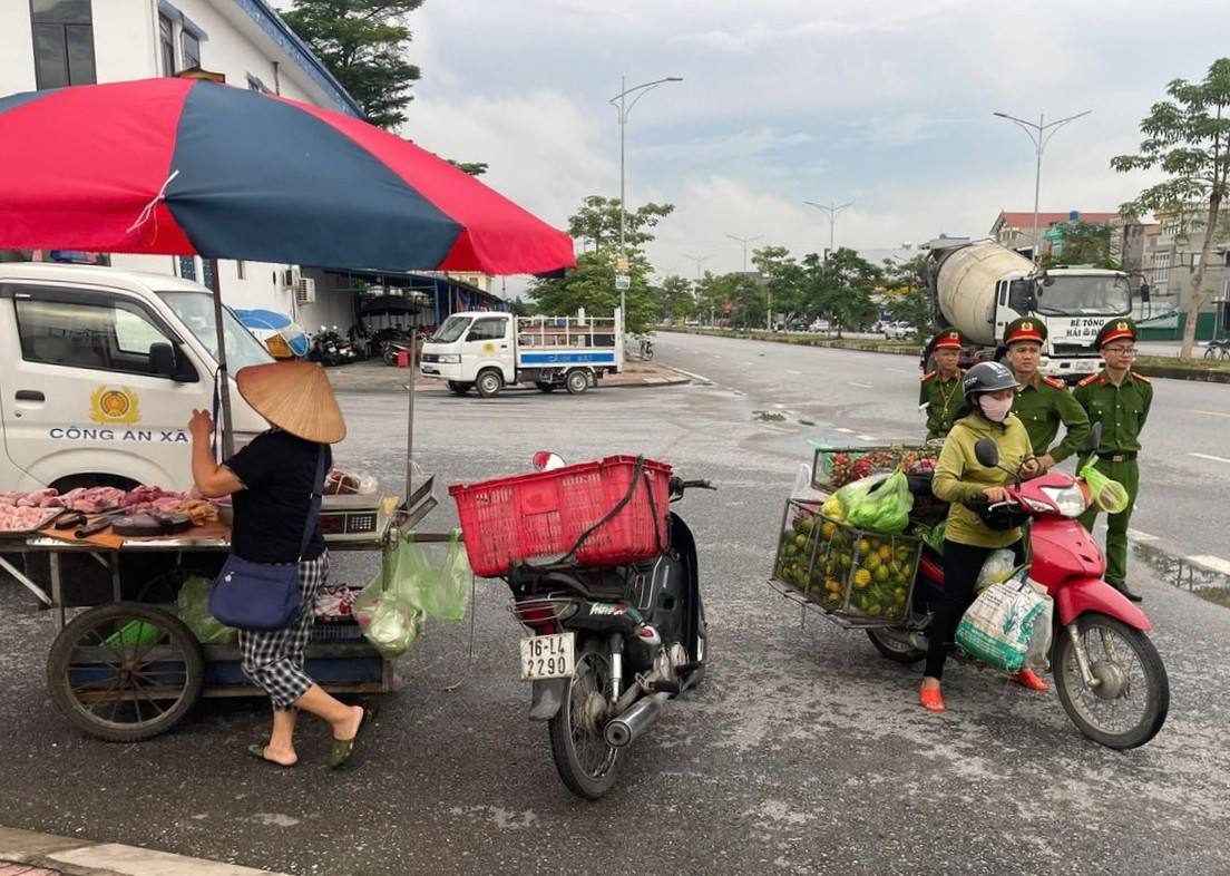 Cong an xa Tien Lang giai toa 7 truong hop ban hang rong o cong cac doanh nghiep tren dia ban. Ảnh: Cong an xa Tien Lang