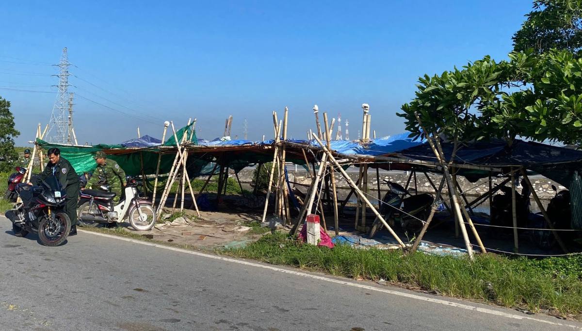 Leu bat nhech nhac anh huong giao thong, mat mi quan do thi. Ảnh: Cong TTDT Cat Hai, Hai Phong
