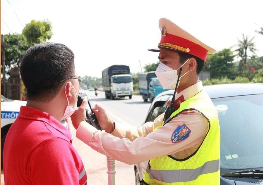 Officers of Dien Chau Traffic Police Station, Nghe An Provincial Police Department check alcohol concentration on National Highway 1A. Photo: Dang Cuong