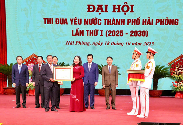 Vice President Vo Thi Anh Xuan presented the 3rd Class Independence Medal to Mr. Nguyen Van Tung, former Chairman of Hai Phong City People's Committee. Photo: Minh Hung