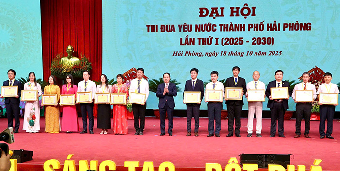 Bi thu Thanh uy Hai Phong tang bang khen cho cac tap the, ca nhan dien hinh tien tien. Anh: Minh Hung