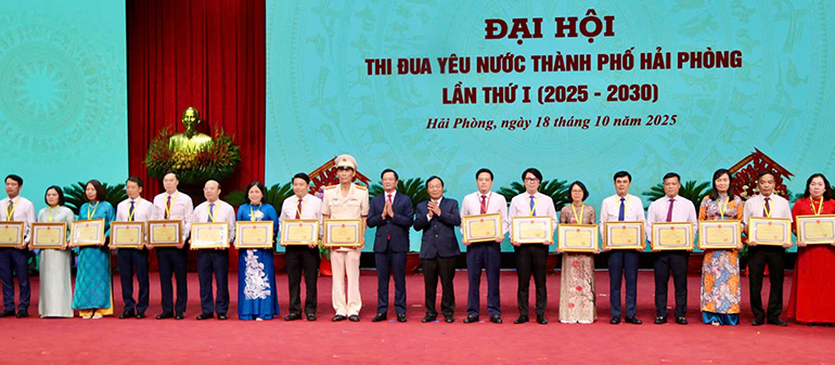 Cac tap the, ca nhan duoc khen thuong. Anh: Minh Hung