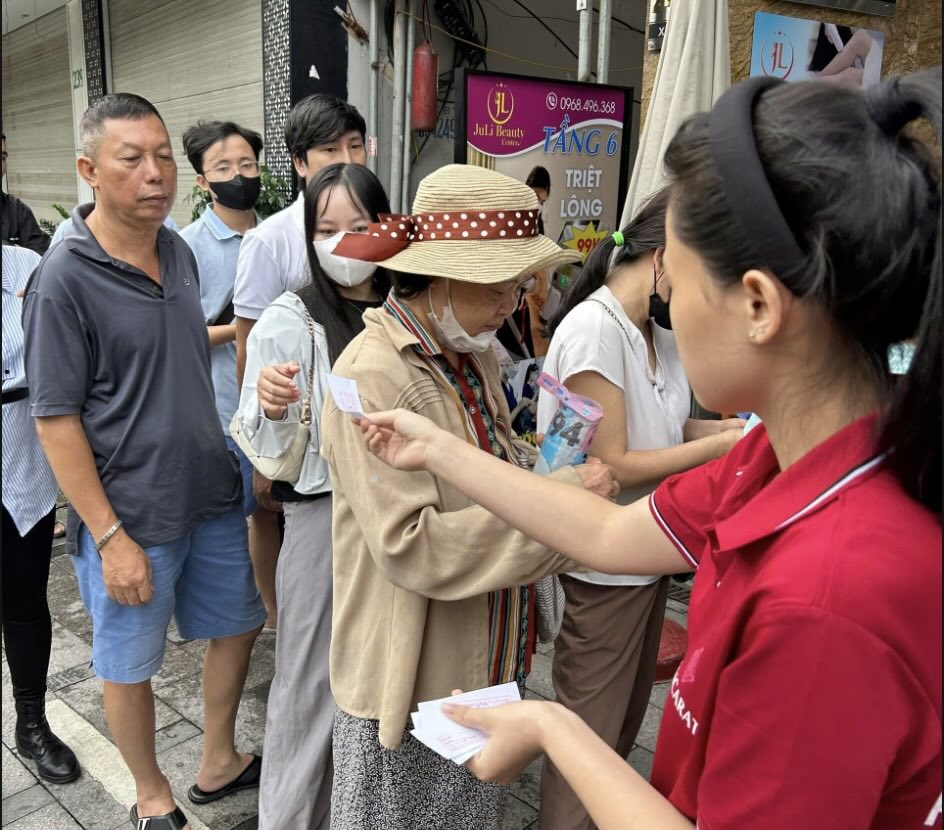 Luong nguoi mua bac tang dot bien khien cac cua hang phai phat phieu thu tu de dam bao trat tu va kiem soat giao dich. Anh: Phuong Anh