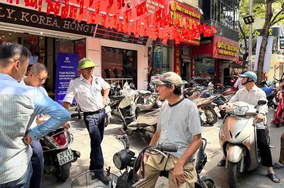 Ngay 18.10, nhieu nguoi co nhu cau mua bac nhung khong duoc, danh roi cua hang ra ve. Anh: Phuong Anh