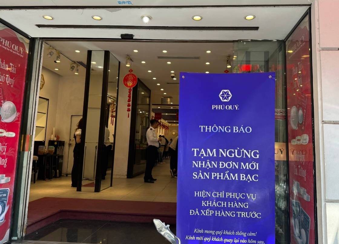 Mot so cua hang thong bao tam ngung nhan don moi san pham bac. Anh: Phuong Anh