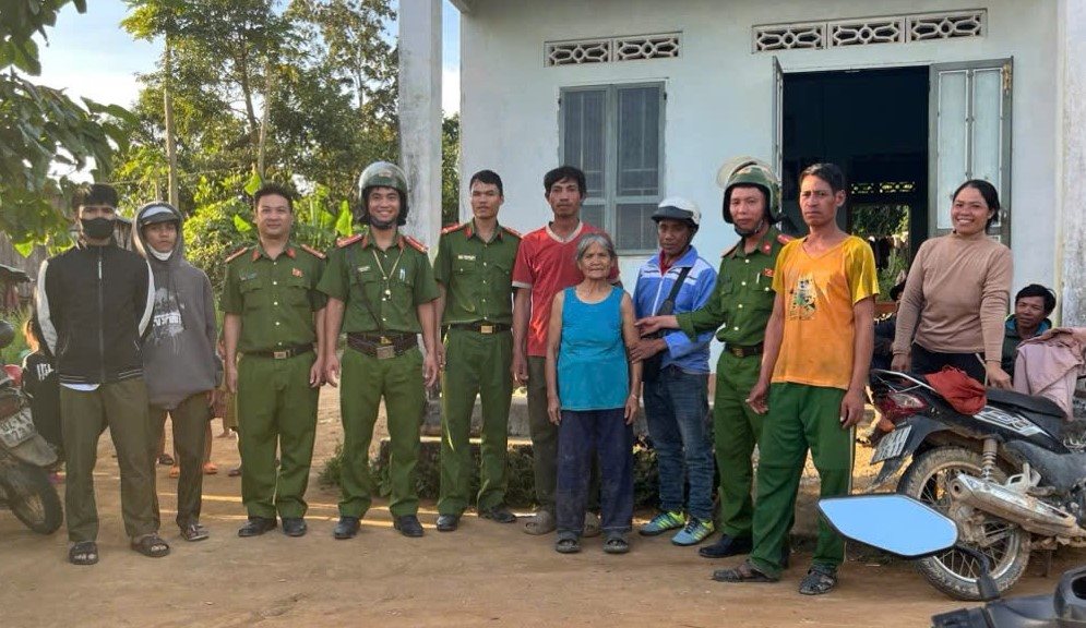 Luc luong chuc nang da dua cu ba tro ve nha an toan. Anh: Cong an Quang Ngai