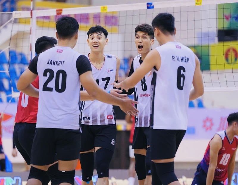 비엔퐁 남자 배구팀은 2025년 시즌에 뛰어난 경기를 펼쳤습니다. 사진: VFV