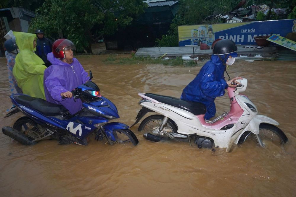 Duong Au Co (khu vuc gan cho Thanh Vinh) ngap ngap sau, nuoc chay xiet khien giao thong gap nhieu kho khan. Anh: Hoai Son