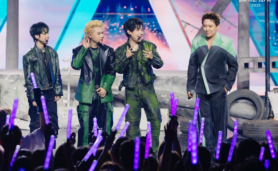 Tran Thanh이 Vu Cat Tuong 팀과 이야기를 나누고 있습니다. 사진: VieON.