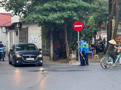 小さなグエン・カーン通りの一方向交通の試験運用。写真:Minh Hanh